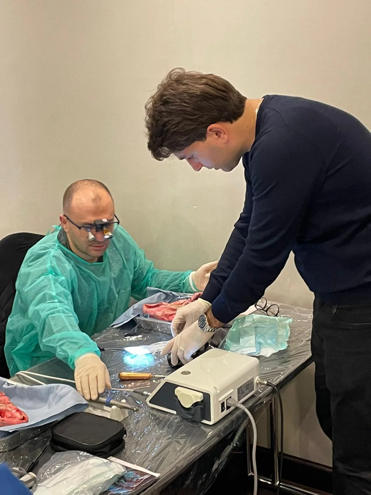 Esercitazione clinica durante il corso Bonebenders di chirurgia orale