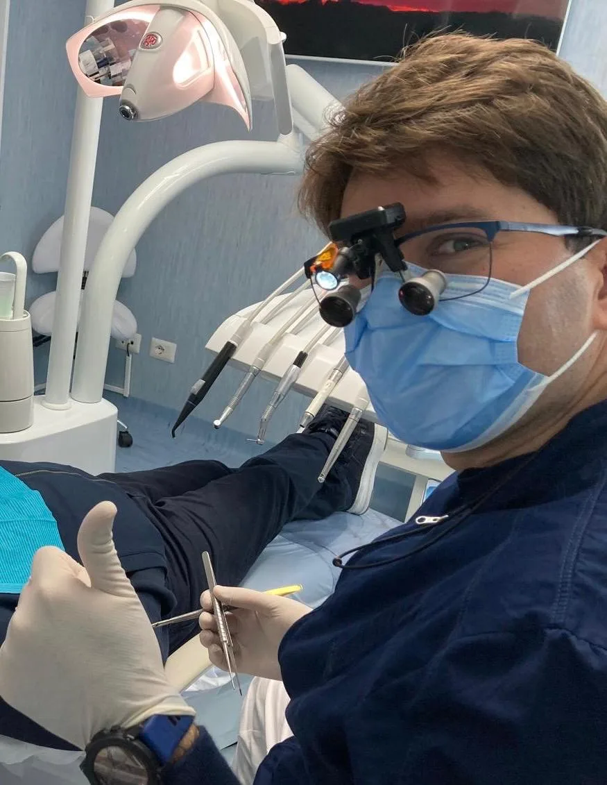 Dott. Dario Tuscano al riunito odontoiatrico durante un trattamento