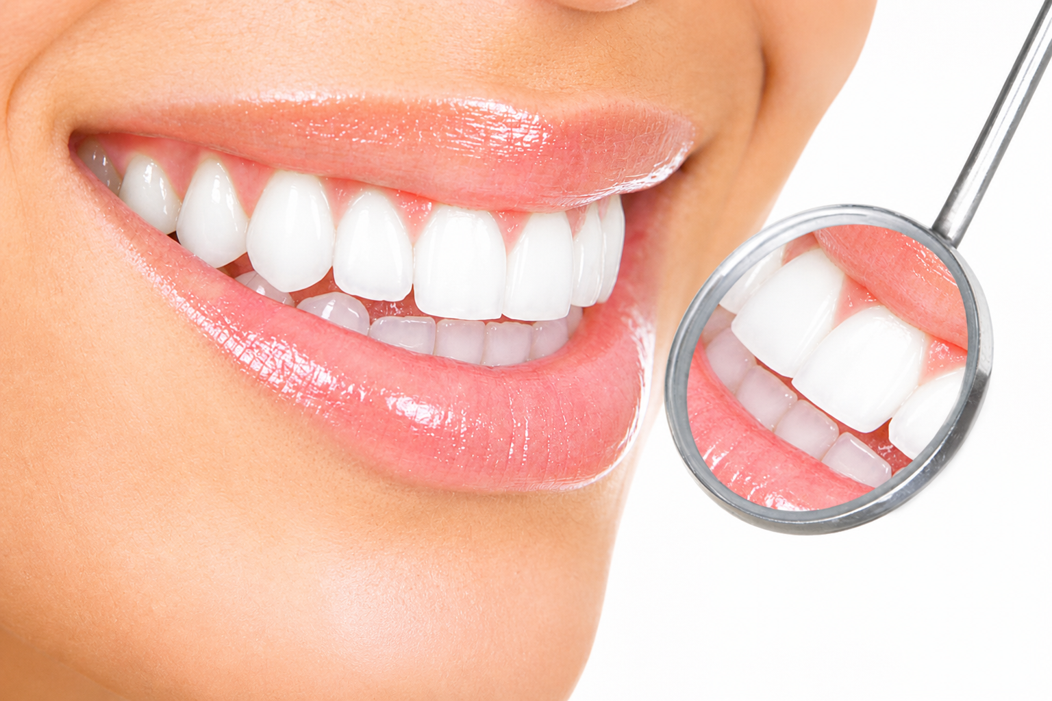 Sorriso luminoso con denti bianchi e specchietto odontoiatrico